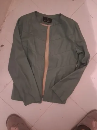 Cazadora de polipiel de color verde agua