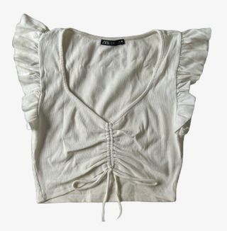 Top blanco de Zara fruncido con vuelos