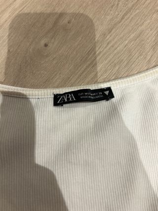 Top blanco de Zara fruncido con vuelos