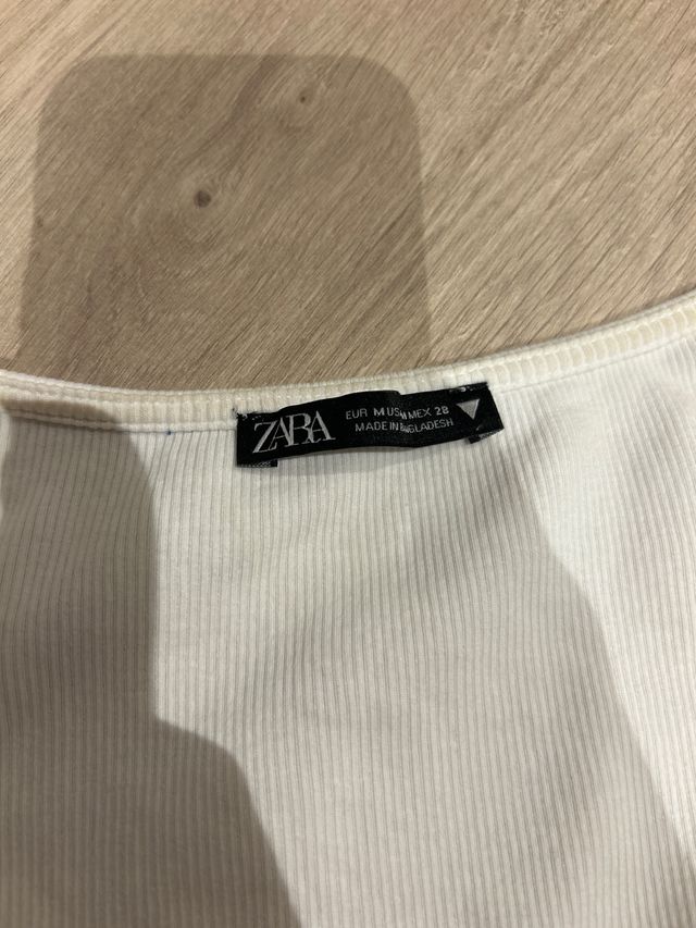 Top blanco de Zara fruncido con vuelos