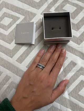 Anillo de rodio plateado.