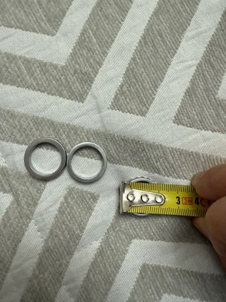 Anillo de rodio plateado.