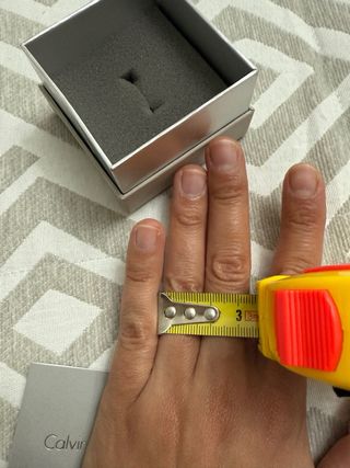 Anillo de rodio plateado.