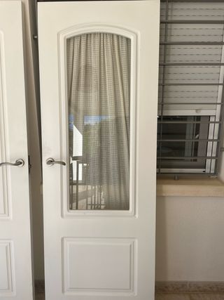 Puerta blanca lacada con cristal