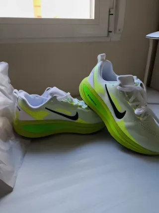 Nike Vomero 42 Verde y Blanco