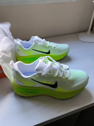 Nike Vomero 42 Verde y Blanco