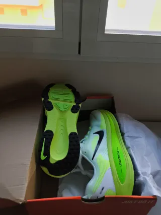 Nike Vomero 42 Verde y Blanco