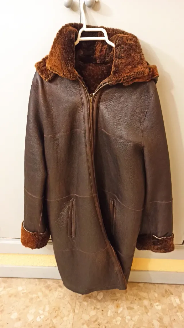 Abrigo de mutón marrón con capucha