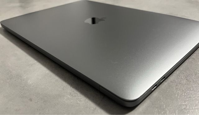 MacBook Pro i7 16Gb RAM Touchbar
