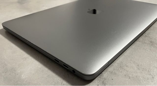 MacBook Pro i7 16Gb RAM Touchbar