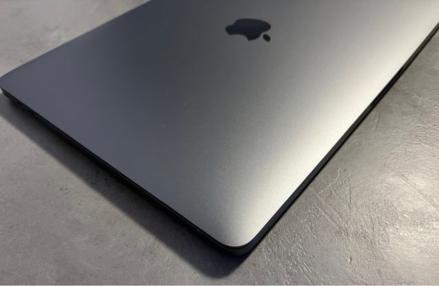 MacBook Pro i7 16Gb RAM Touchbar