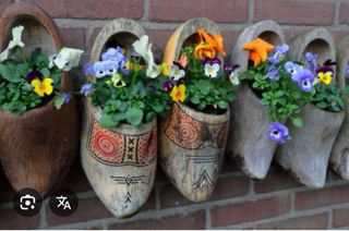 Zuecos de madera artesanales