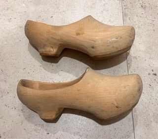 Zuecos de madera artesanales