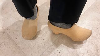 Zuecos de madera artesanales