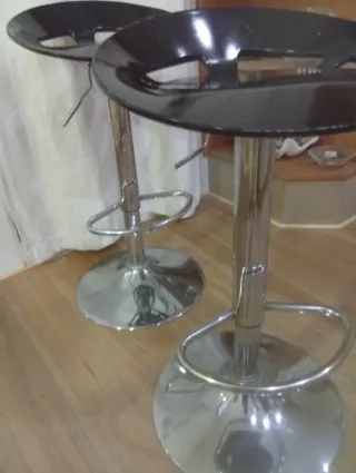 Banqueta alta negra y plateada