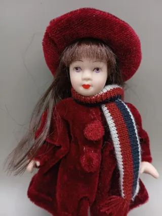 Bambola da collezione in porcellana