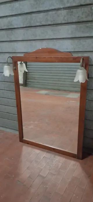 Specchio con lampade in legno