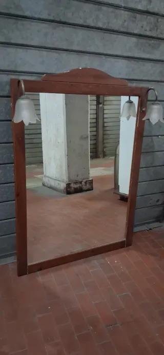 Specchio con lampade in legno