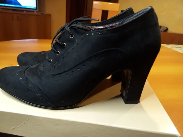 Polacchine scamosciate nere con tacco