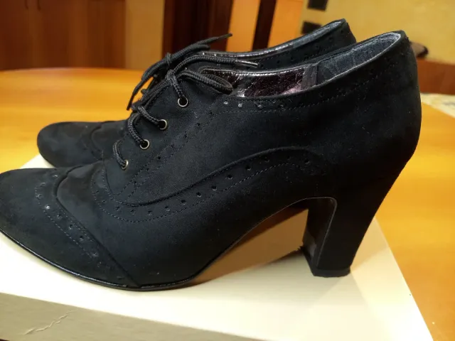 Polacchine scamosciate nere con tacco