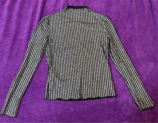 Jersey de cuello alto con rayas plateadas