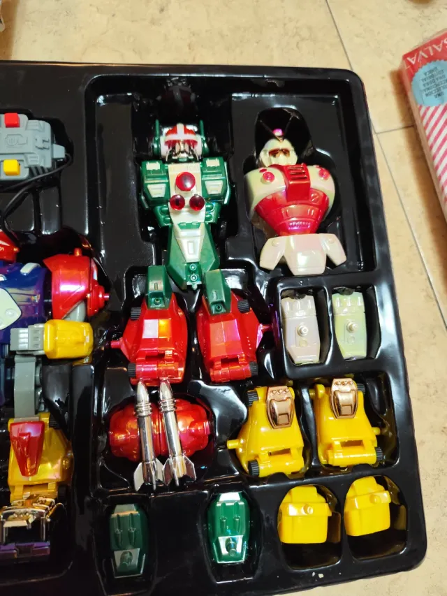 Robô Dyna-Bot tipo megazord dos anos 80/90