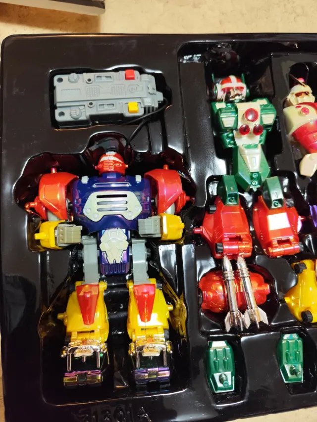 Robô Dyna-Bot tipo megazord dos anos 80/90