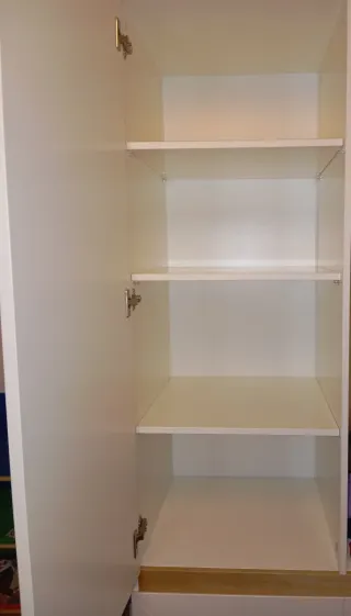 Armario de madera blanco y marrón