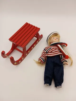 Bambola in porcellana da collezione con slitta