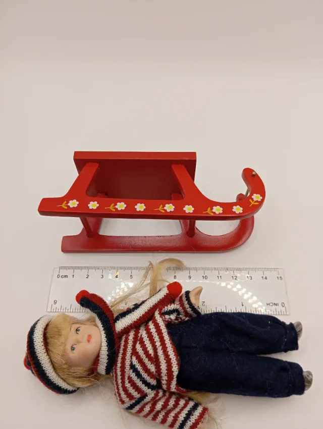 Bambola in porcellana da collezione con slitta