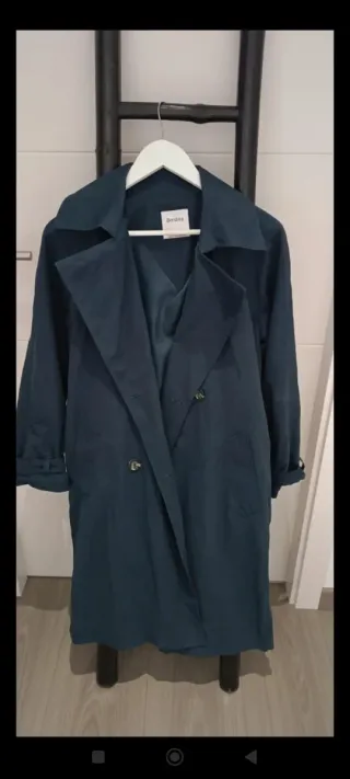 Gabardina Bershka Talla S Azul Marino.