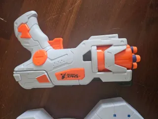 Diana y pistola de juguete