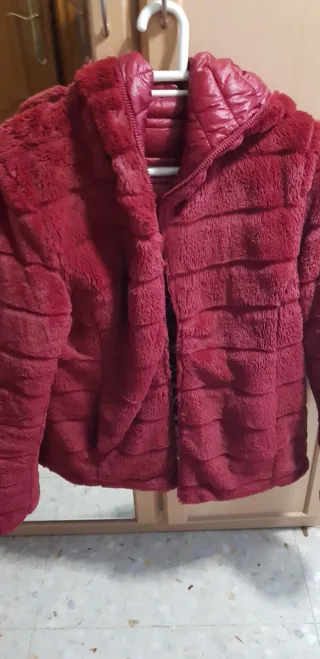 Cazadora reversible roja Talla M con capucha