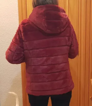 Cazadora reversible roja Talla M con capucha