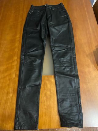 Pantalones negros efecto piel