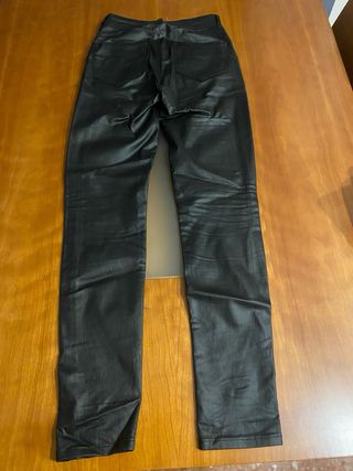 Pantalones negros efecto piel