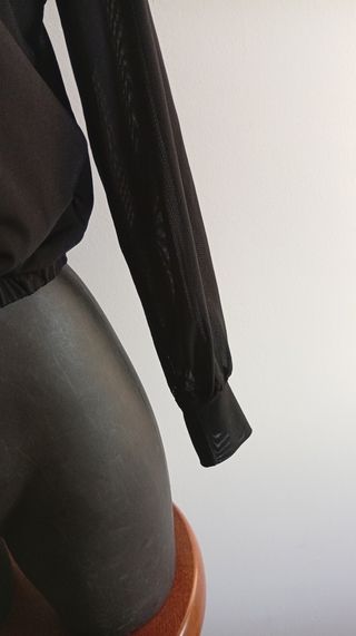 Blusa cruzada manga larga negra