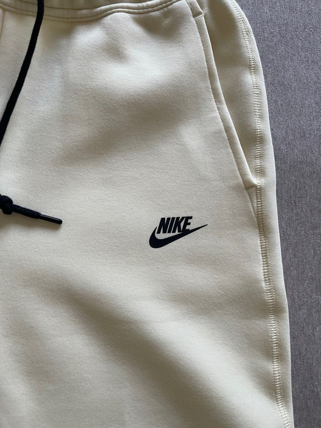 Pantalón Nike Tech