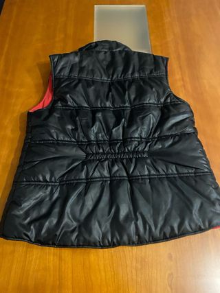 Chaleco acolchado negro con forro rojo