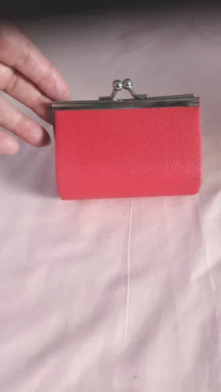 Monedero de broche plateado y rojo