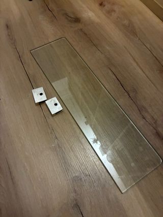 Scaffale in vetro con supporti metallici