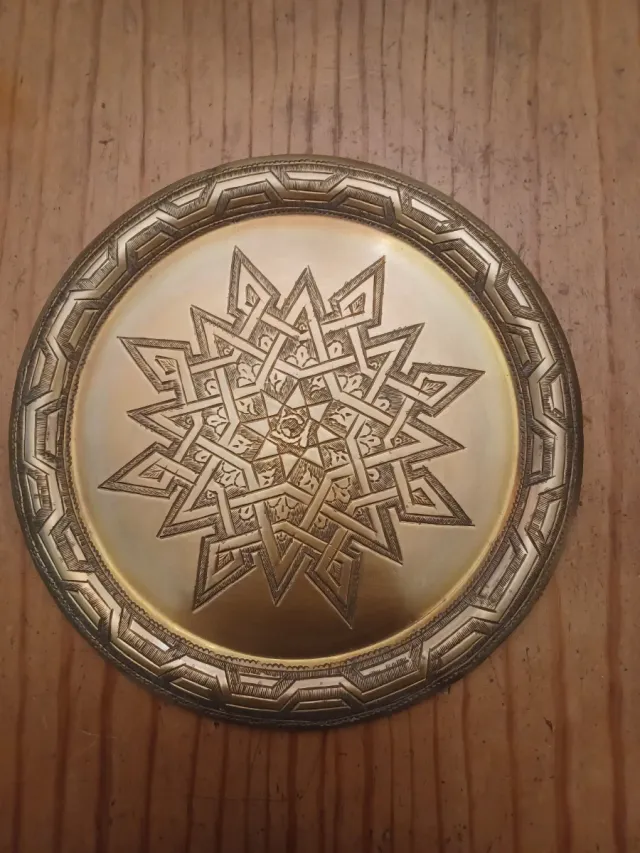 Plato de latón marroquí decorado