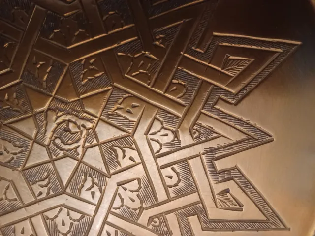 Plato de latón marroquí decorado