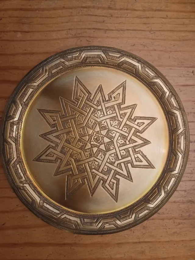 Plato de latón marroquí decorado