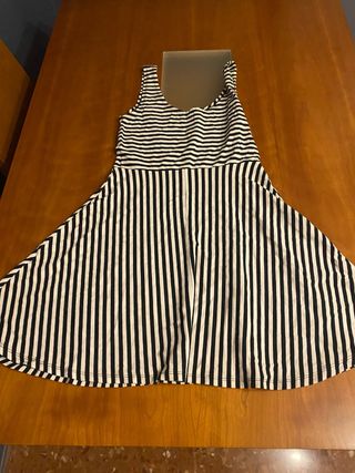 Vestido de rayas blanco y negro
