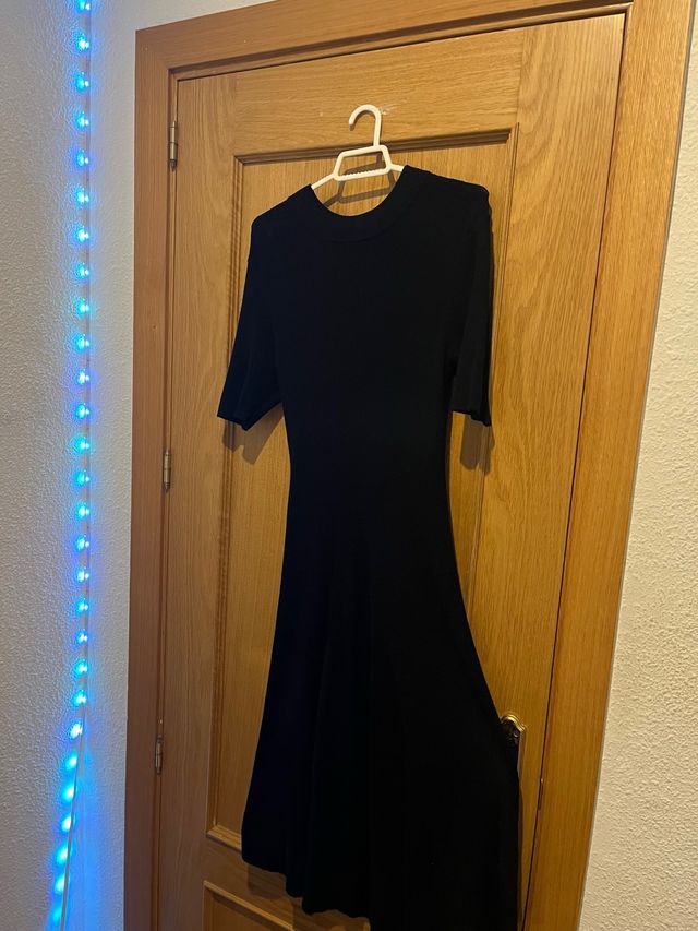 Vestido midi negro clásico