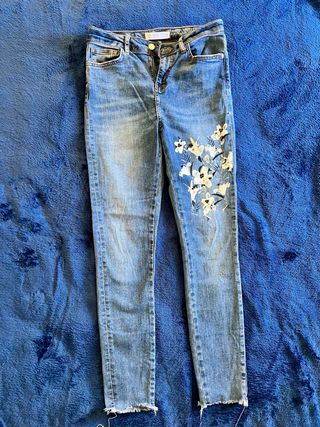 Jeans mujer con bordado floral