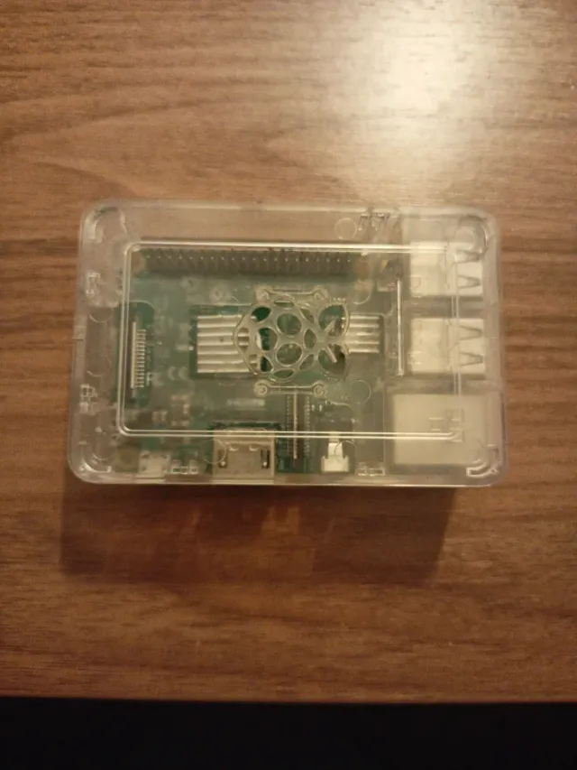 Raspberry Pi 3 Model B + Carcasa
