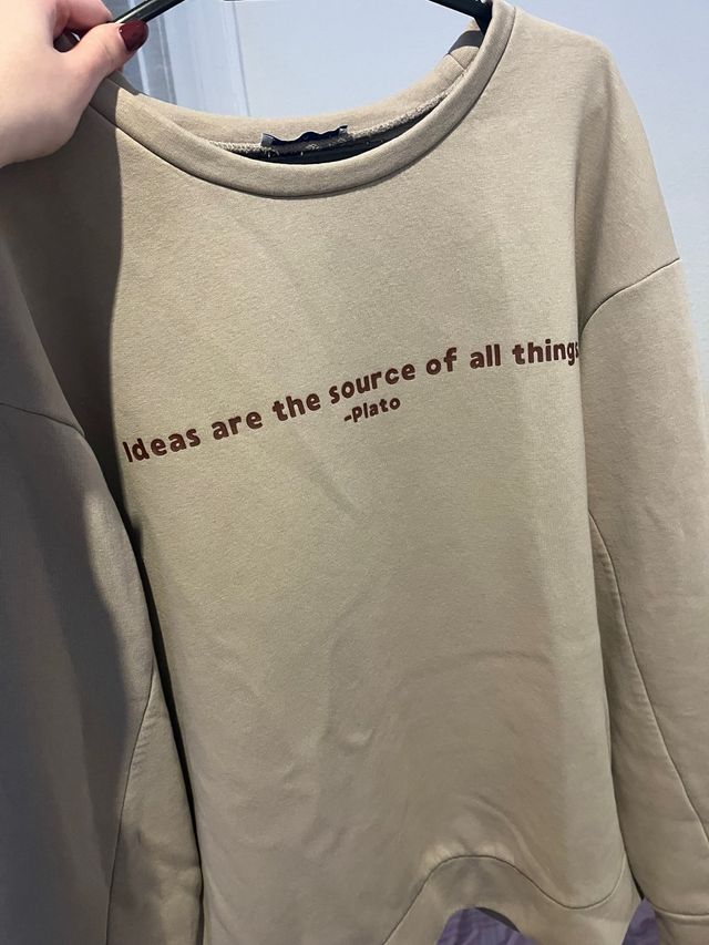 Sudadera beige con cita de Platón