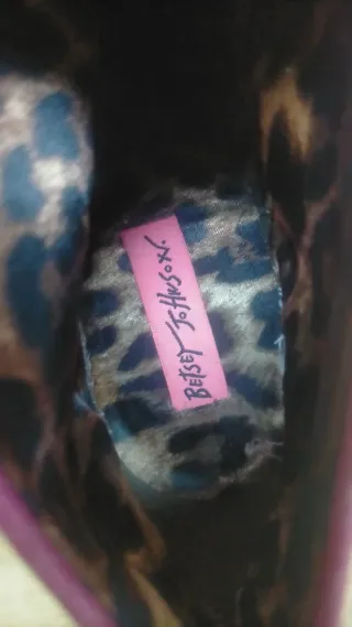 Botines rosas con estampado de serpiente